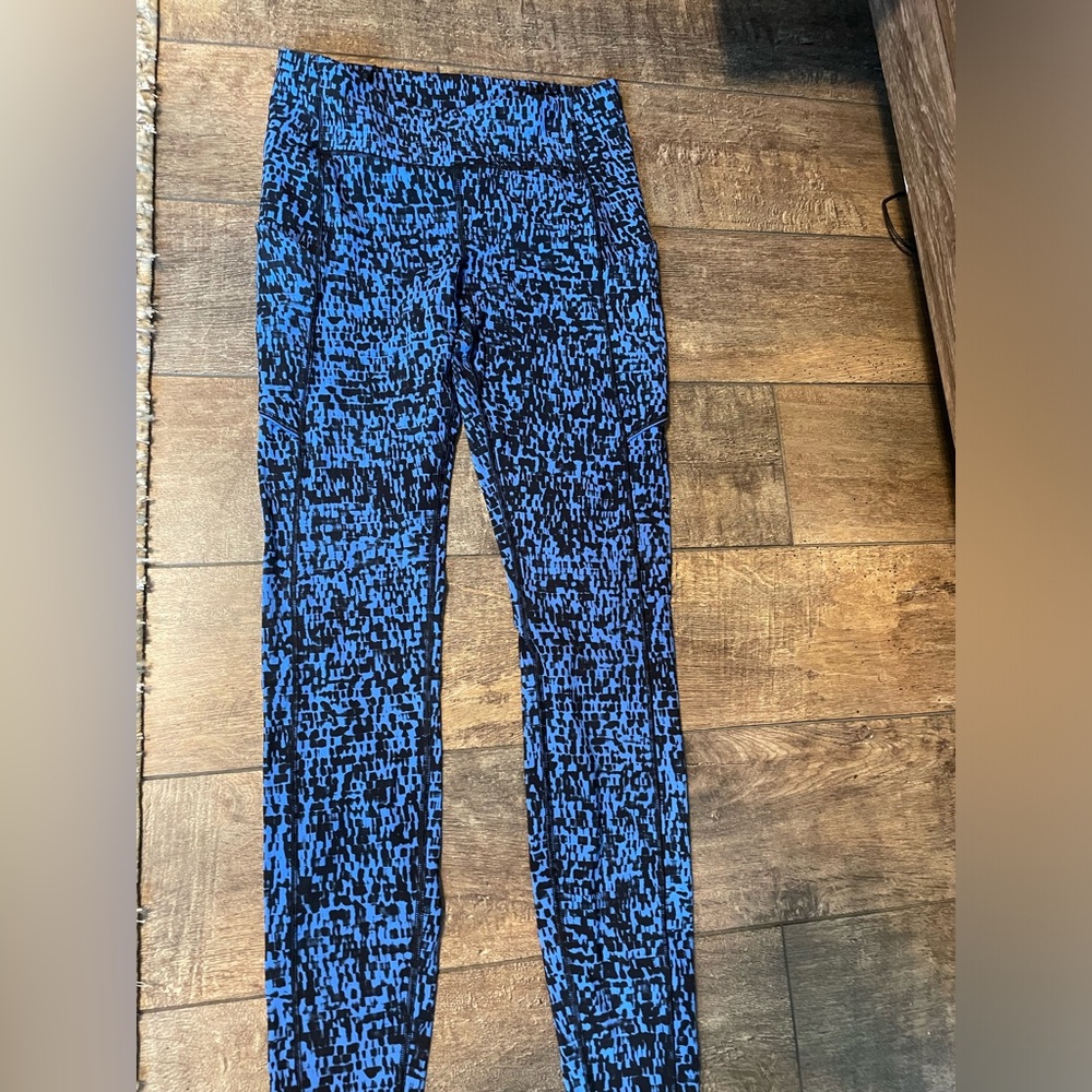 Excellent lululemon running pants. Fun Royal blue and black pattern. Size 6
